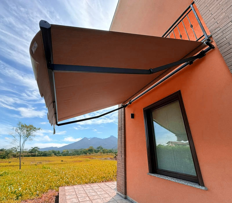 Tende da sole a bracci e tende veranda installate su terrazzi